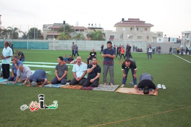 فيديو : المئات يؤدون صلاة عيد الأضحى والرئيس عادل بدير والأهالي يتصافحون ويهنئون ويعم السرور كل الحضور